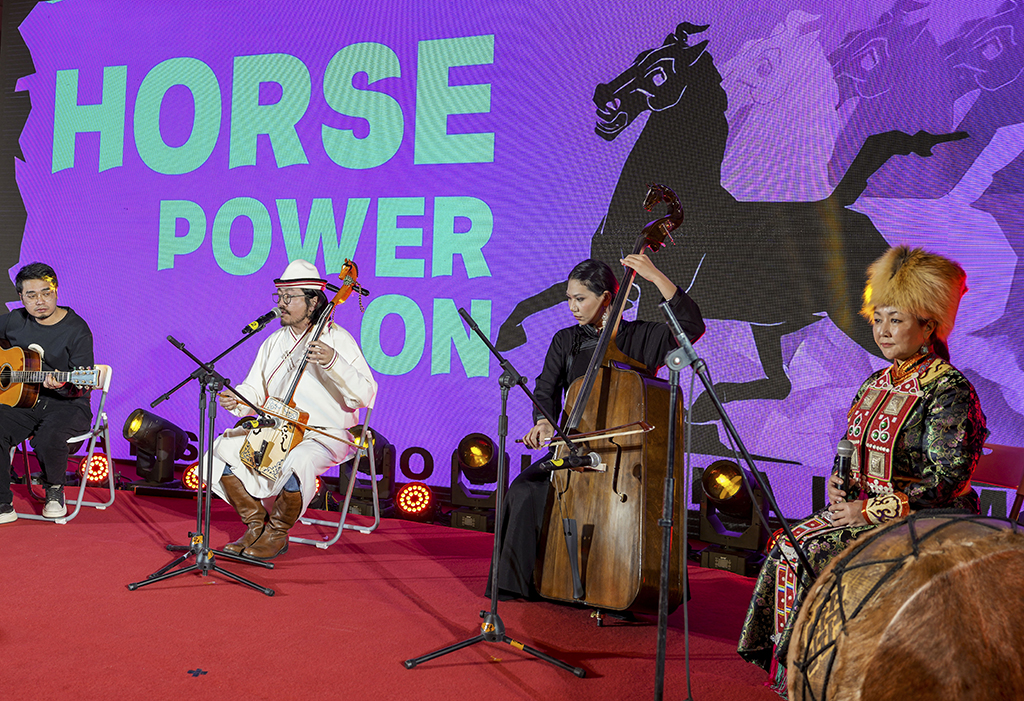 1月26日晚，在甘肅省博物館一樓大廳，樂隊在“馬力全開——博物館啟航夜”活動現場演奏《萬馬奔騰》。