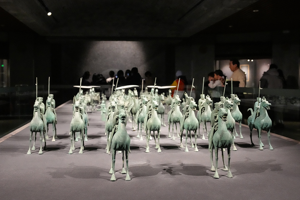 1月26日晚，在甘肅省博物館二樓絲綢之路文明展廳，觀眾觀看東漢銅車馬儀仗隊。