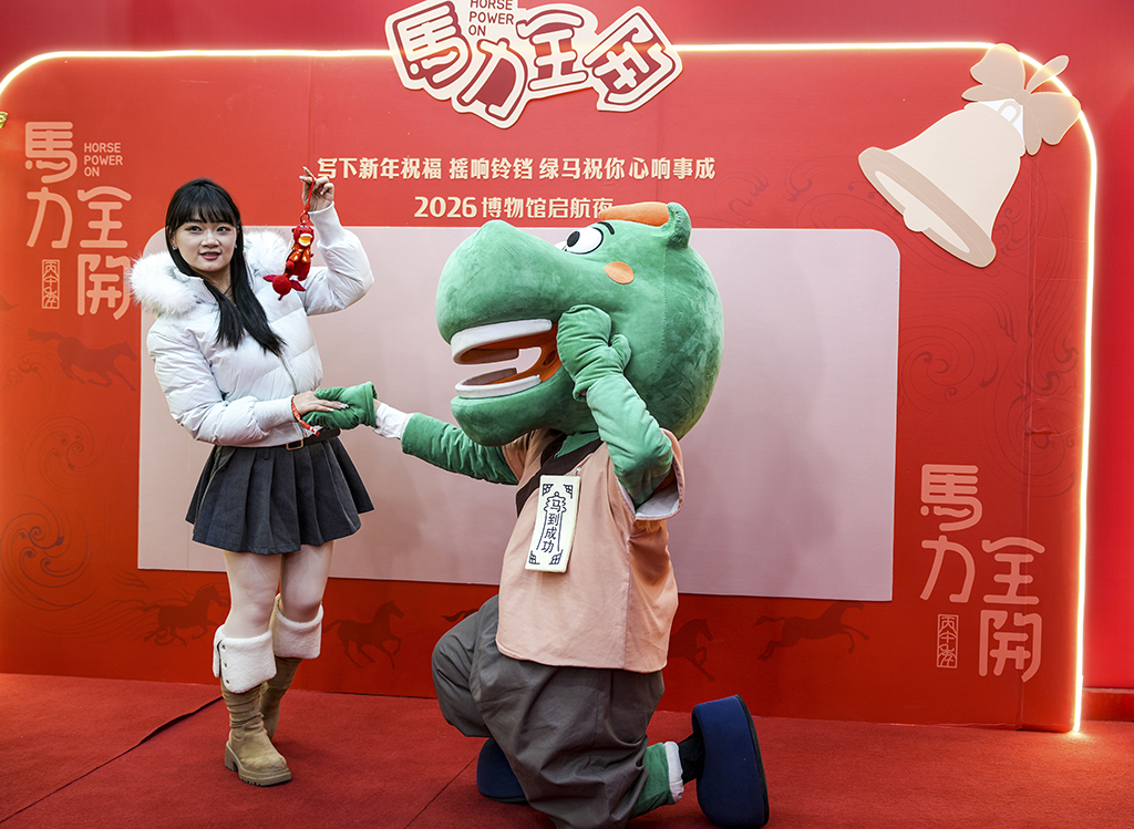 1月26日晚，在甘肅省博物館一樓大廳，觀眾與甘博文創馬踏飛燕IP人偶互動。