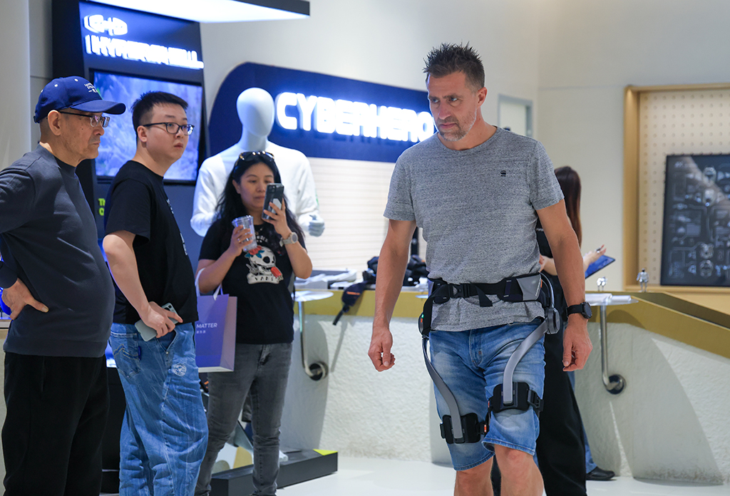 2026年1月18日，顧客在深圳市南山區的INNO100全球創新旗艦店體驗外骨骼穿戴設備。新華社記者 毛思倩 攝