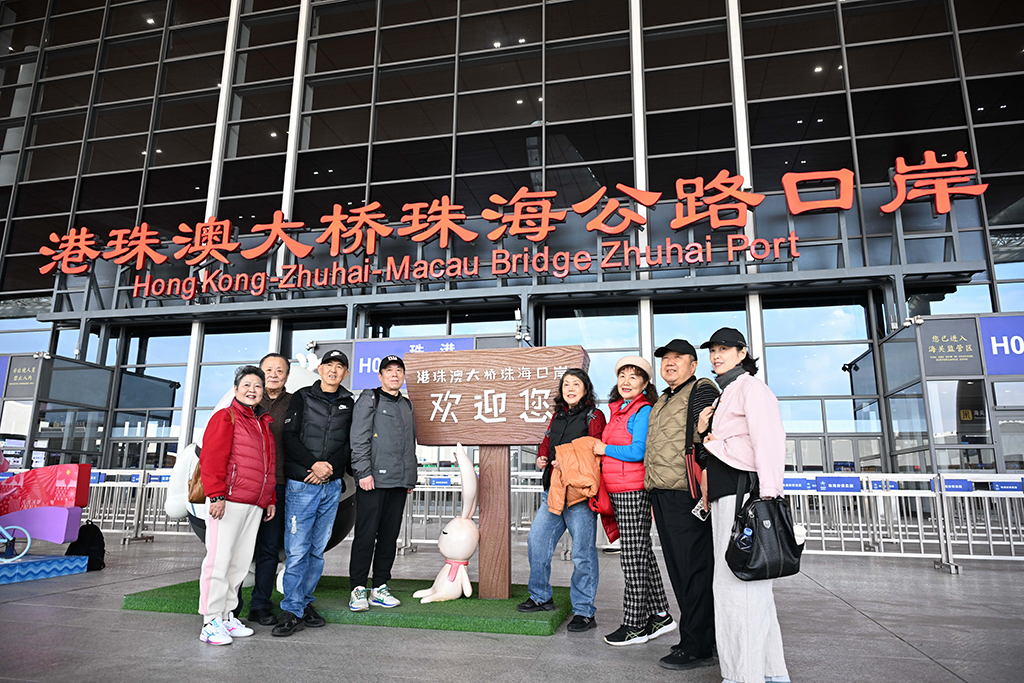 2026年1月6日，旅客在港珠澳大橋珠海公路口岸合影留念。新華社記者 鄧華 攝