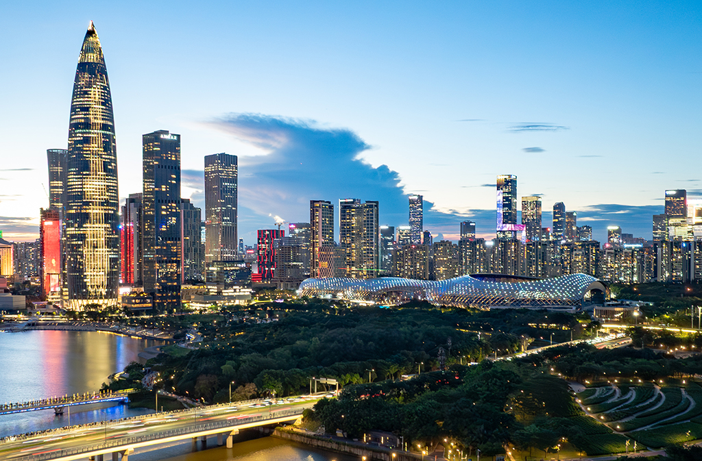 這是位於廣東省深圳市南山區的深圳灣體育中心以及周邊建筑（2025年6月25日攝，無人機照片）。新華社記者 毛思倩 攝