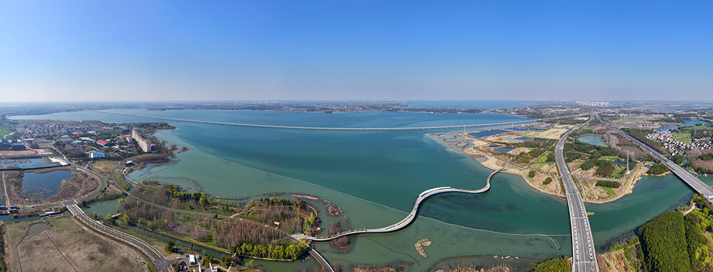 元蕩慢行橋橫臥元蕩湖，連接江蘇吳江和上海青浦兩地（2025年3月17日攝，無人機照片）。近年來，江蘇省蘇州市吳江區與上海青浦、浙江嘉善通力協作，通過生態環境共保聯治、智慧管理賦能生態安全、開展排污權交易試點等，持續夯實綠色發展根基，讓長三角生態綠色一體化發展示范區底色更綠、環境更優、景色更美。新華社記者 季春鵬 攝