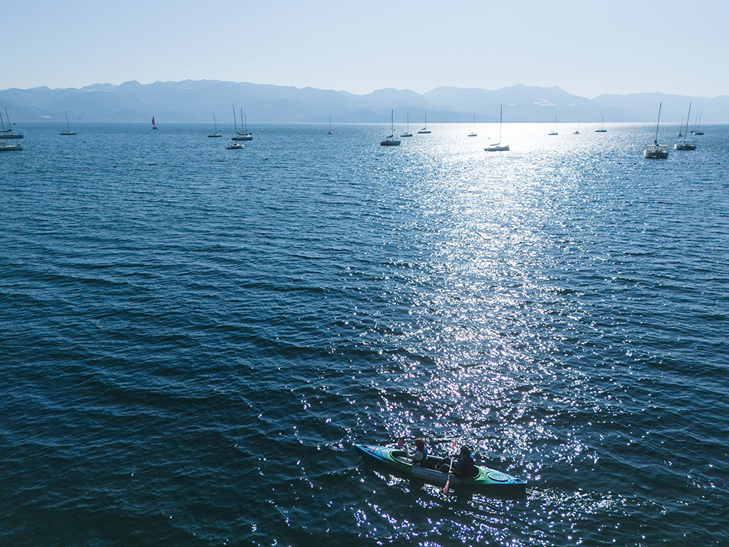 1月27日，游客在雲南省玉溪市撫仙湖劃船游玩（無人機照片）。