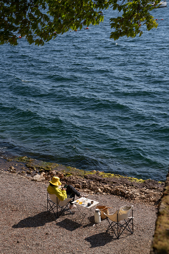 1月27日，游客在雲南省玉溪市撫仙湖畔休閑。