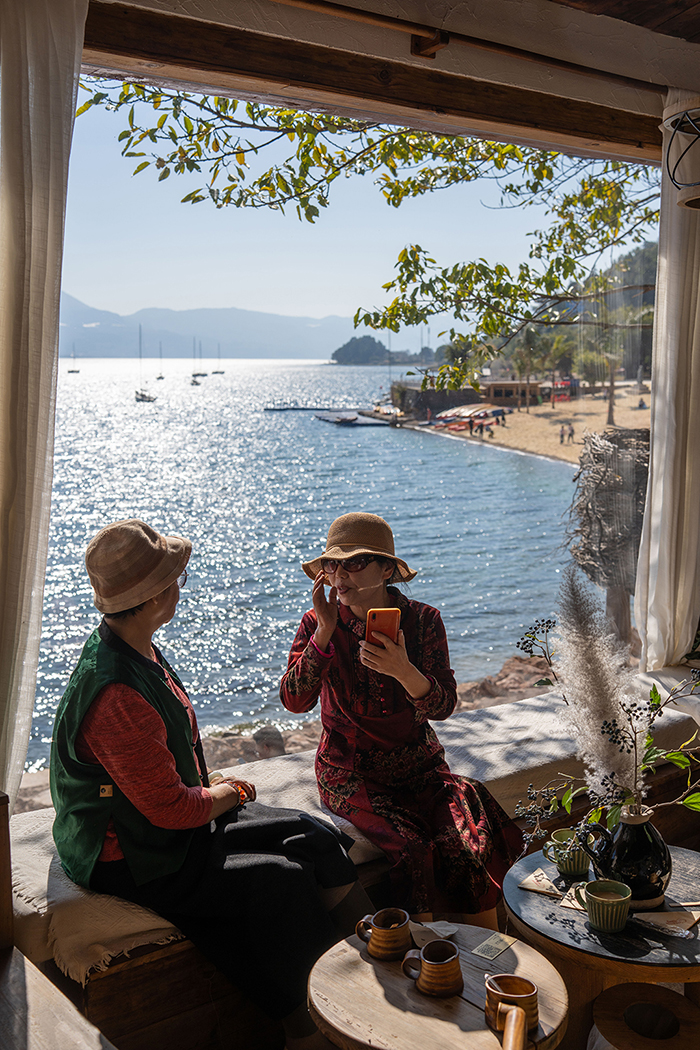 1月27日，游客在雲南省玉溪市撫仙湖畔一家咖啡廳休閑。