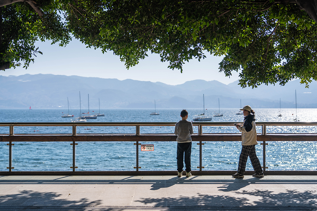 1月27日，游客在雲南省玉溪市撫仙湖畔游玩。