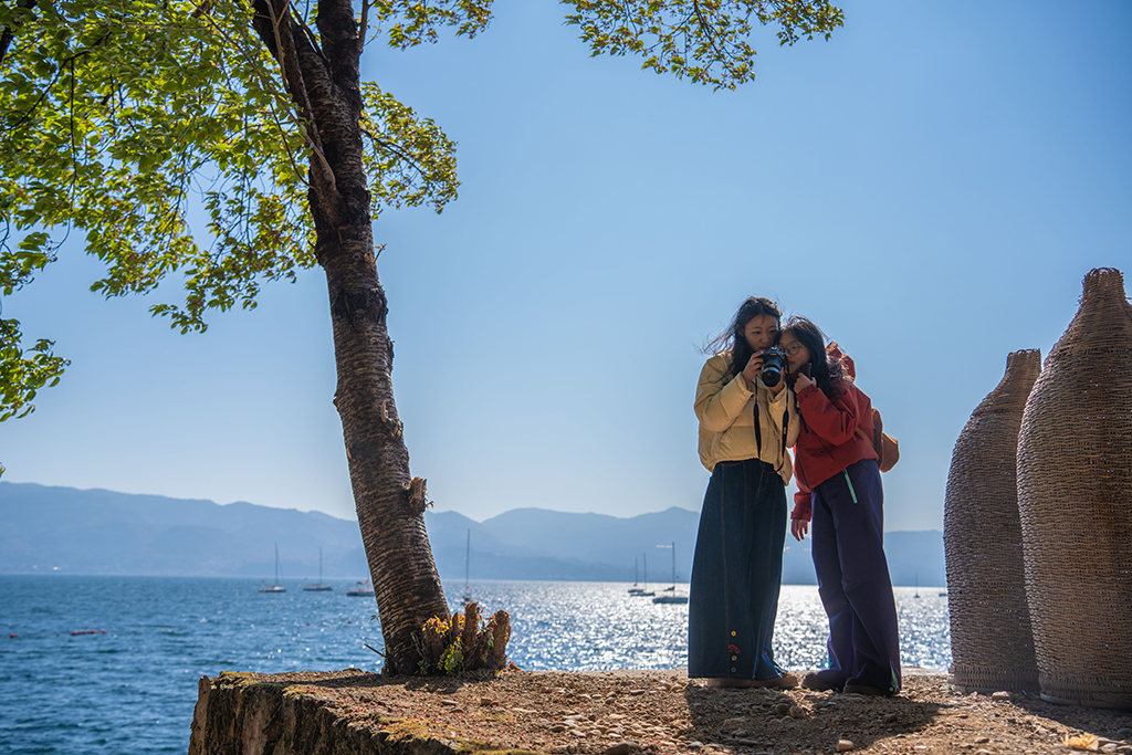 1月27日，游客在雲南省玉溪市撫仙湖畔游玩。