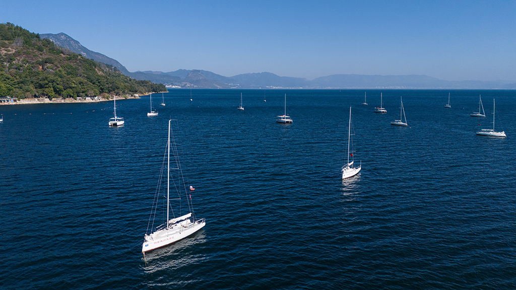 1月27日在雲南省玉溪市拍攝的撫仙湖上的游船（無人機照片）。