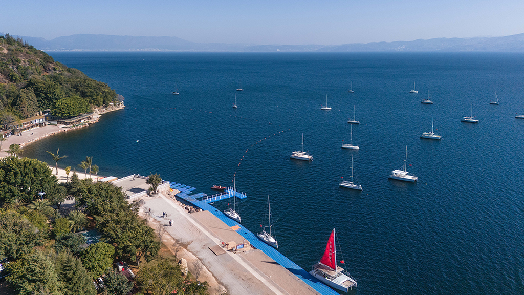 1月27日在雲南省玉溪市拍攝的明星魚洞景區一景（無人機照片）。