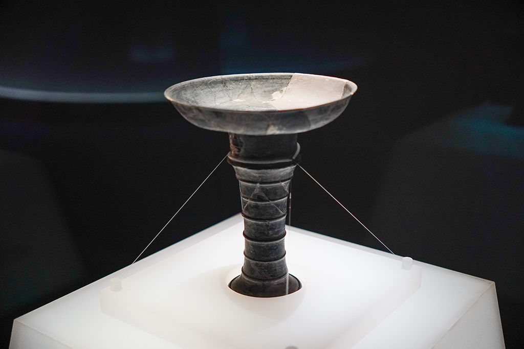 這是1月27日在山東博物館“對話蛋殼黑陶高柄杯”明星文物展上拍攝的龍山文化蛋殼陶杯。新華社記者 徐速繪 攝