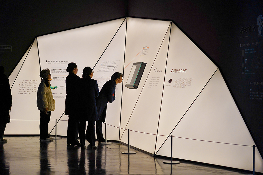 1月27日,觀眾在山東博物館參觀“對話蛋殼黑陶高柄杯”明星文物展。新華社記者 徐速繪 攝