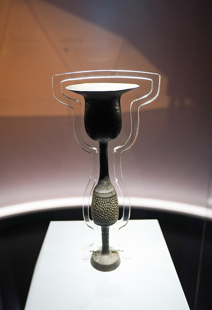 這是1月27日在山東博物館“對話蛋殼黑陶高柄杯”明星文物展上拍攝的龍山文化蛋殼黑陶高柄杯。新華社記者 徐速繪 攝