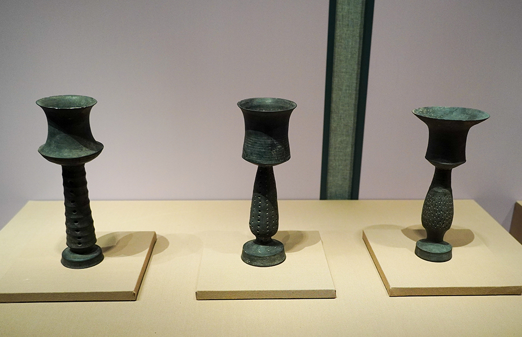 这是1月27日在山东博物馆“对话蛋壳黑陶高柄杯”明星文物展上拍摄的大汶口文化黑陶高柄杯。新华社记者 徐速绘 摄