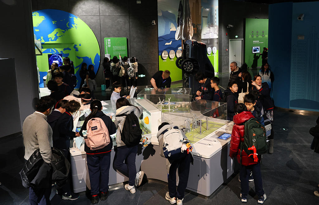 1月27日，參觀者在上海科技館“源動未來”展區內體驗游戲互動科學裝置。