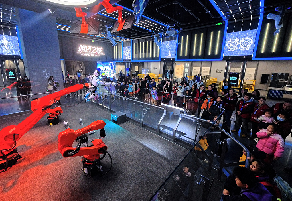 1月27日,参观者在上海科技馆“明日行者”展区内观看机器人表演。