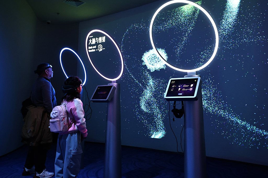 1月27日，参观者在上海科技馆“神奇的我”展区内体验“大脑与情绪”体感游戏。