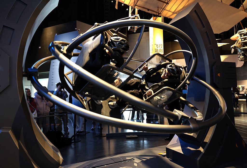 1月27日,参观者在上海科技馆“飞行探秘”展区内体验乘坐四轴平衡器。