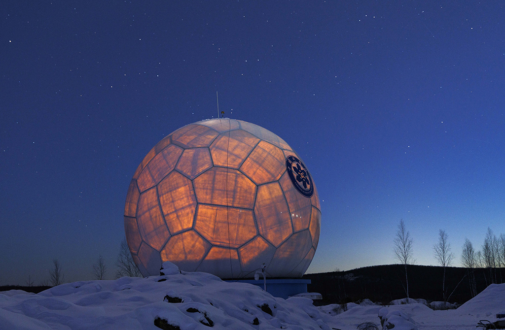 1月24日拍攝的星空下的天線罩。