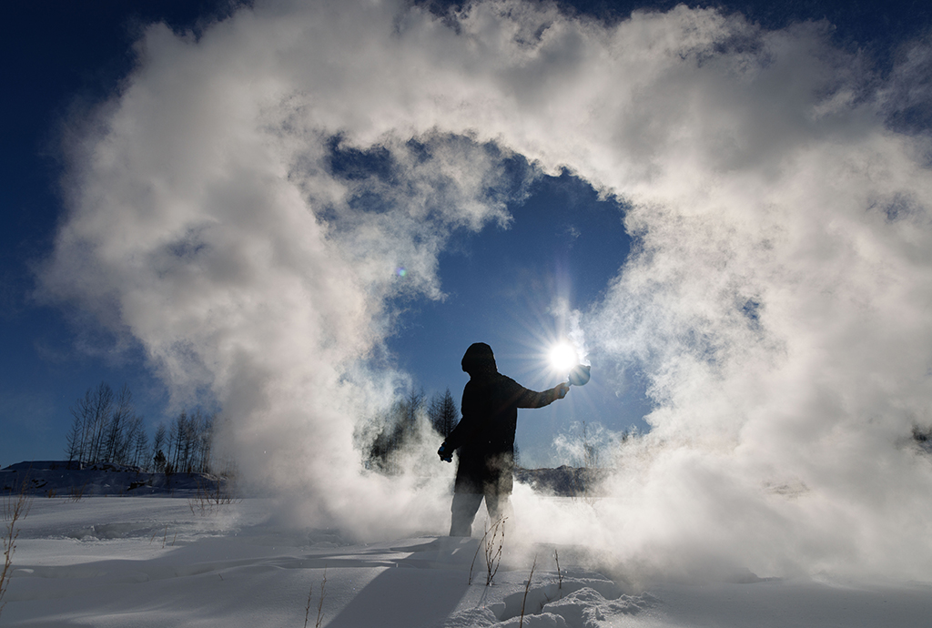 1月25日，工作之余，田冬在玩潑水成冰。
