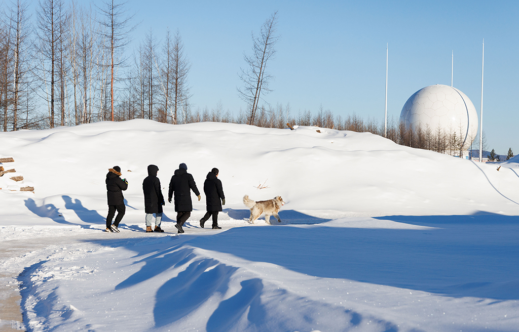 1月25日,李強、田冬、施勝浦、高景飛(從左至右)維護完接收系統后返回辦公樓。