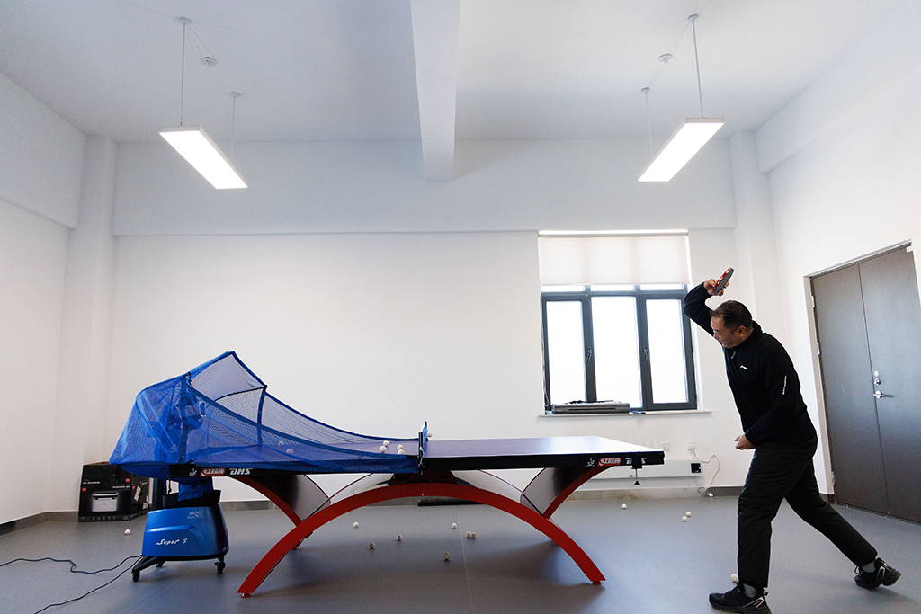 1月25日，漠河站站長施勝浦在活動室打乒乓球。活動室配備了發球機，方便站裡隻有一人值守時活動。