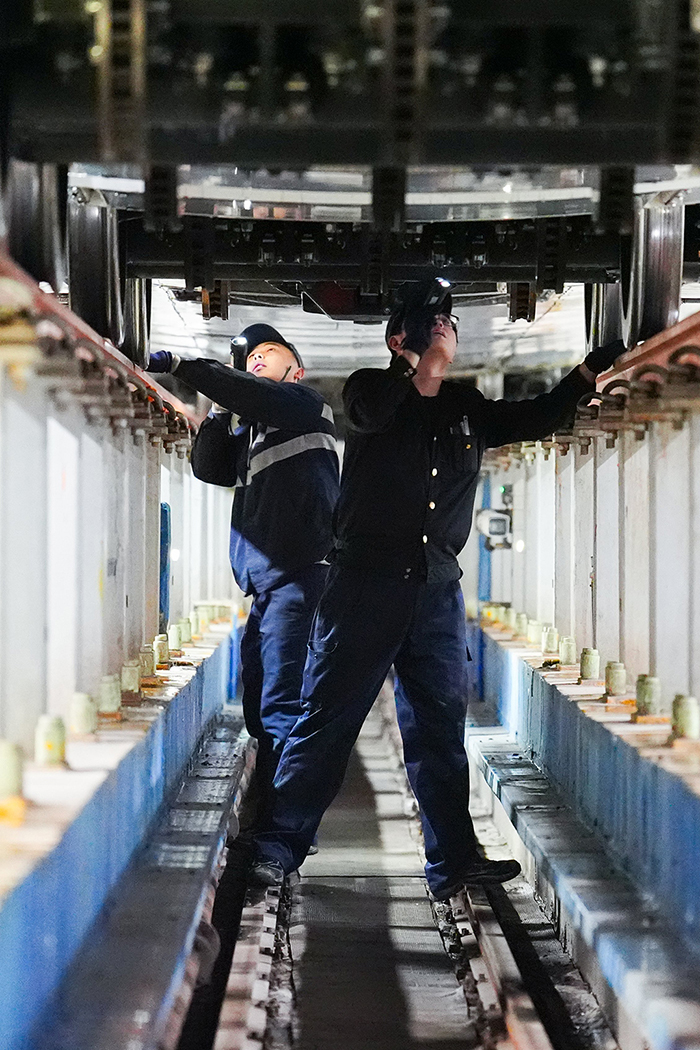 1月27日，中國鐵路青藏集團有限公司西寧車輛段動車運用車間工作人員李金石（左）、楊勤雪在檢查轉向架。