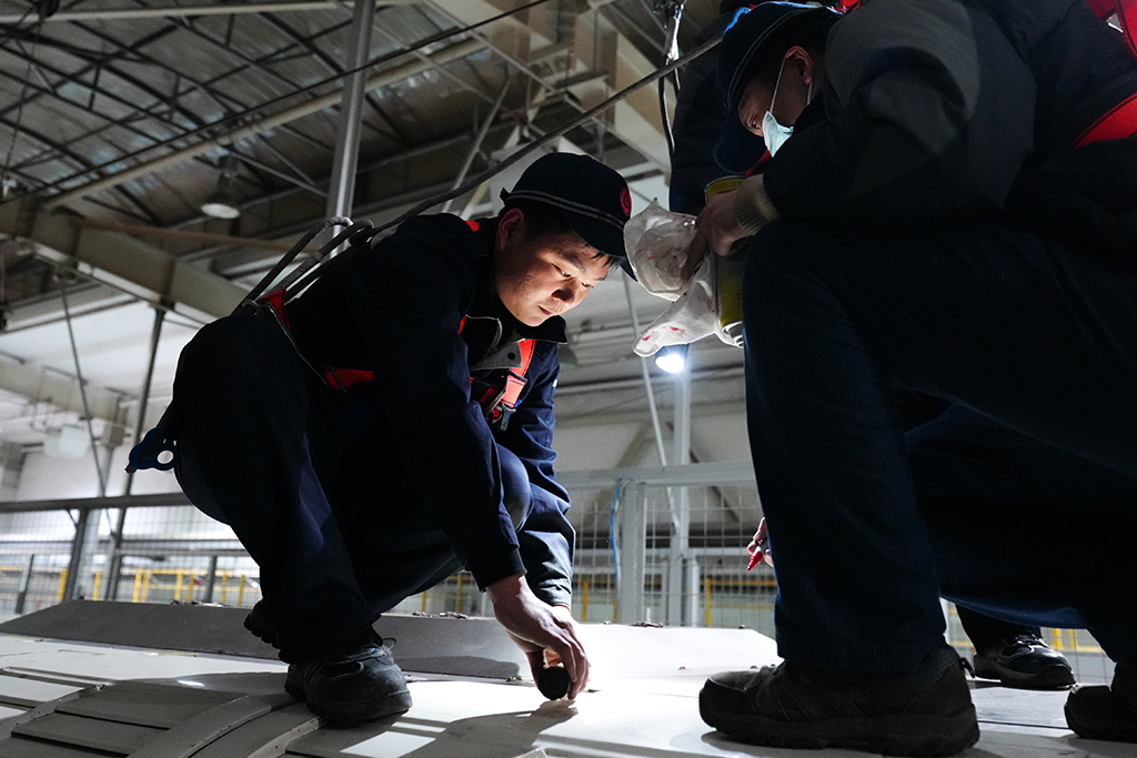 1月27日，中國鐵路青藏集團有限公司西寧車輛段動車運用車間工作人員呂志炫在校驗扭力。
