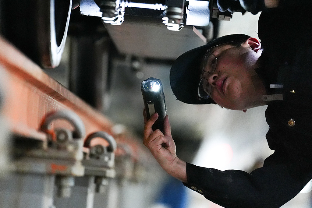 1月27日，中國鐵路青藏集團有限公司西寧車輛段動車運用車間工作人員楊勤雪在檢查轉向架。