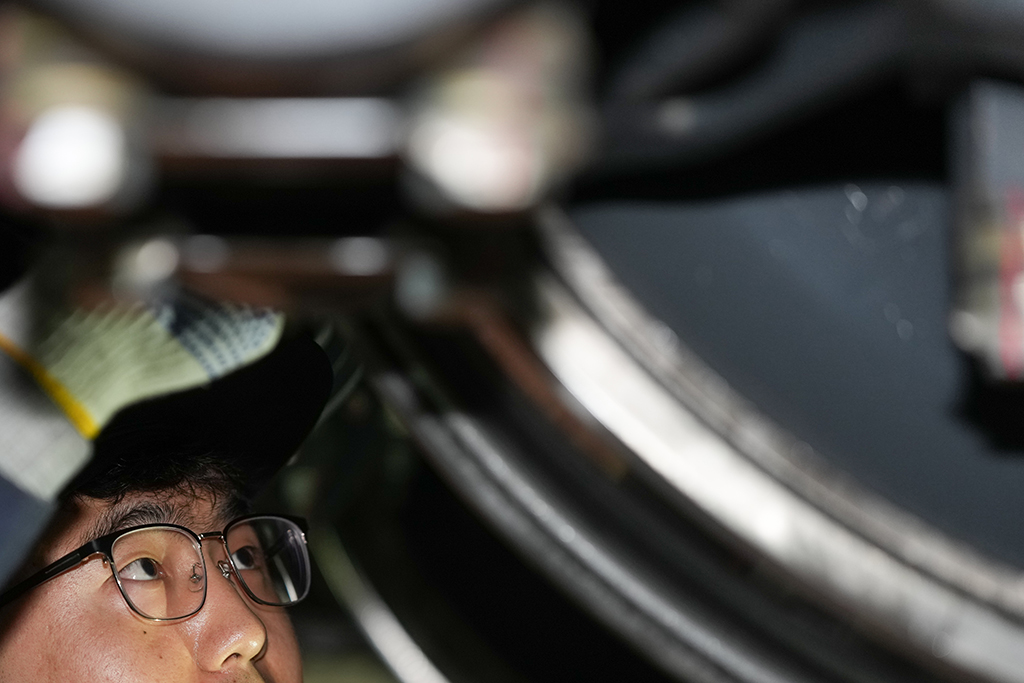 1月27日，中國鐵路青藏集團有限公司西寧車輛段動車運用車間工作人員郭盛東在更換閘片。