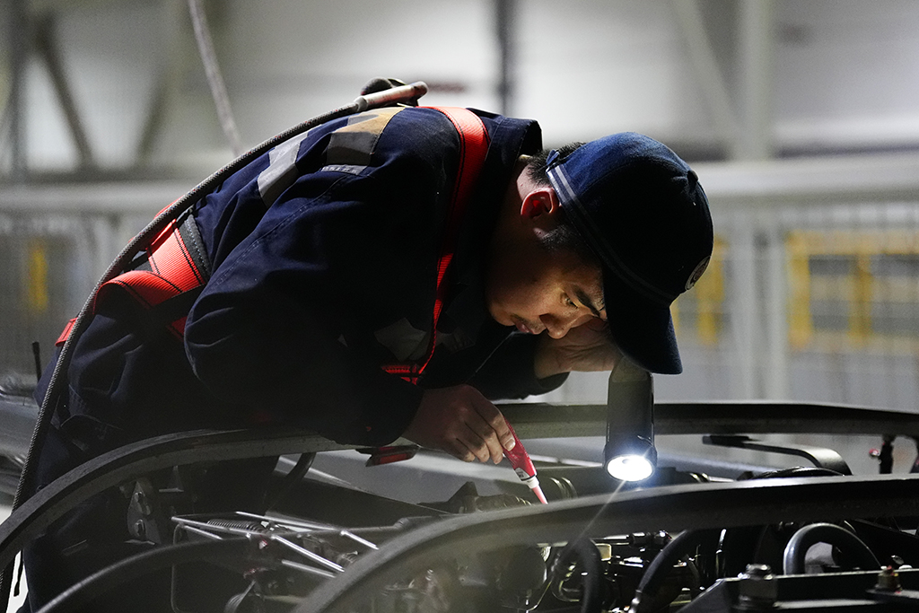 1月27日，中國鐵路青藏集團有限公司西寧車輛段動車運用車間工作人員程俊剛在檢查受電弓。