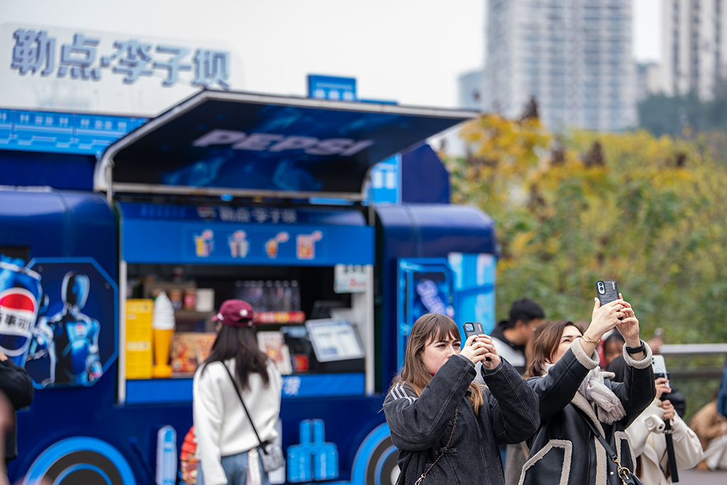 外籍游客在重慶市渝中區李子壩游玩（1月7日攝）。