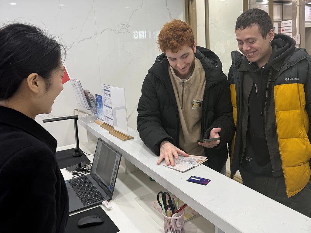 在重慶市渝中區解放碑離境退稅集中退付點，來自西班牙的游客（中）在辦理退稅（1月7日攝）。