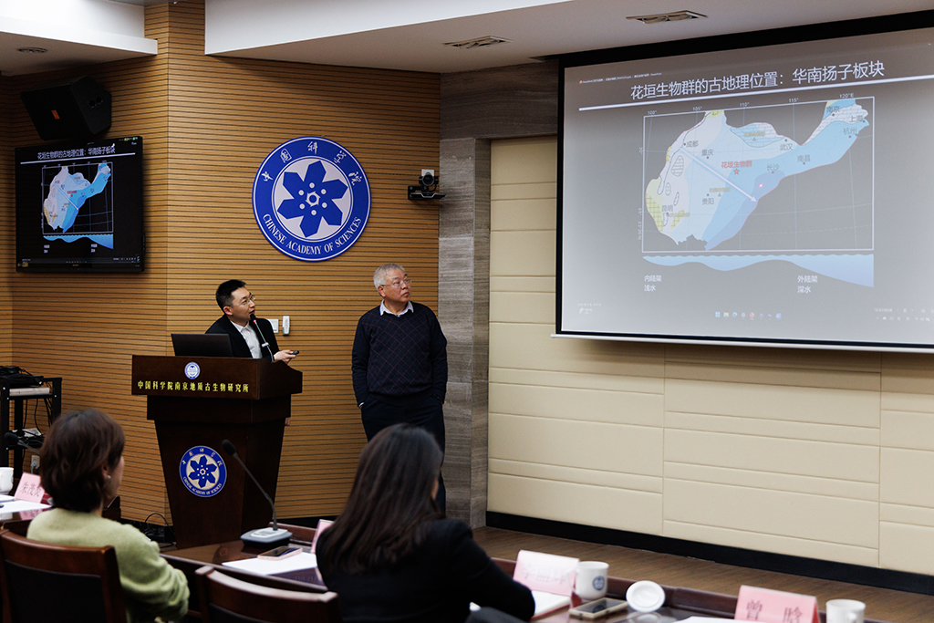 1月22日,在中国科学院南京地质古生物研究所举行的发布会上,中国科学院院士、研究员朱茂炎(右)和副研究员曾晗就花垣生物群的发现回答媒体提问。新华社记者 金立旺 摄