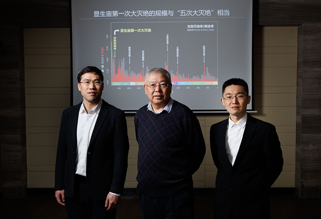 1月22日,在中國科學院南京地質古生物研究所實驗室,團隊部分成員:中國科學院院士、研究員朱茂炎(中),研究員趙方臣(左),副研究員曾晗(右)合影留念。新華社記者 金立旺 攝