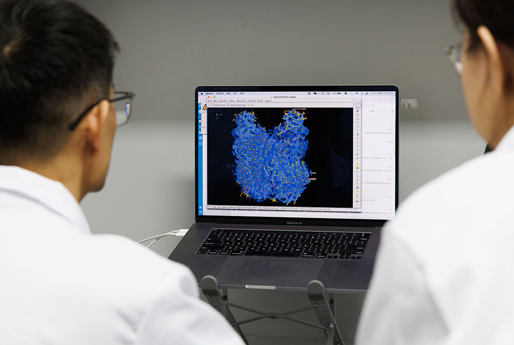 1月21日，在中國科學院物理研究所軟物質實驗室，姜道華研究員（左）和第一作者王柯博士在分析討論實驗結果。