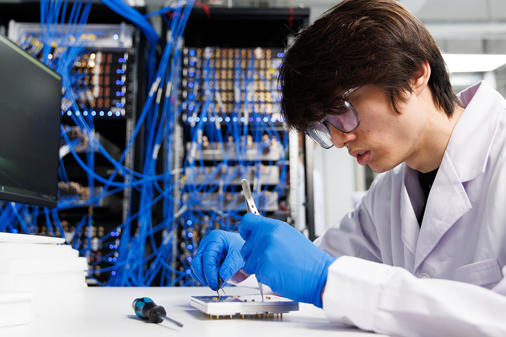 1月21日，在中国科学院物理研究所实验室，共同第一作者梁珪涵在拆封样品盒背板盖。