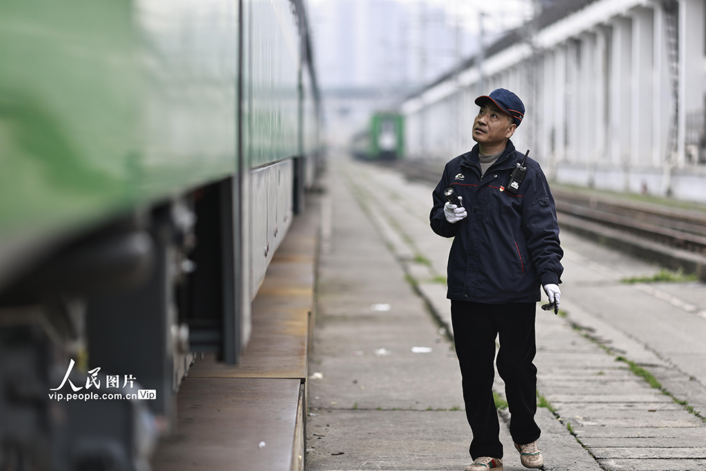重慶:列車“體檢”迎春運【4】