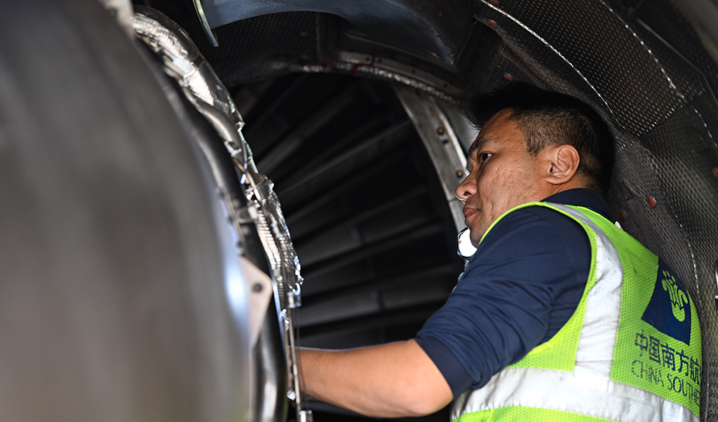 1月29日，海口美蘭國際機場停機坪上，南航工程技術分公司機務工程師在對飛機進行深度檢查。