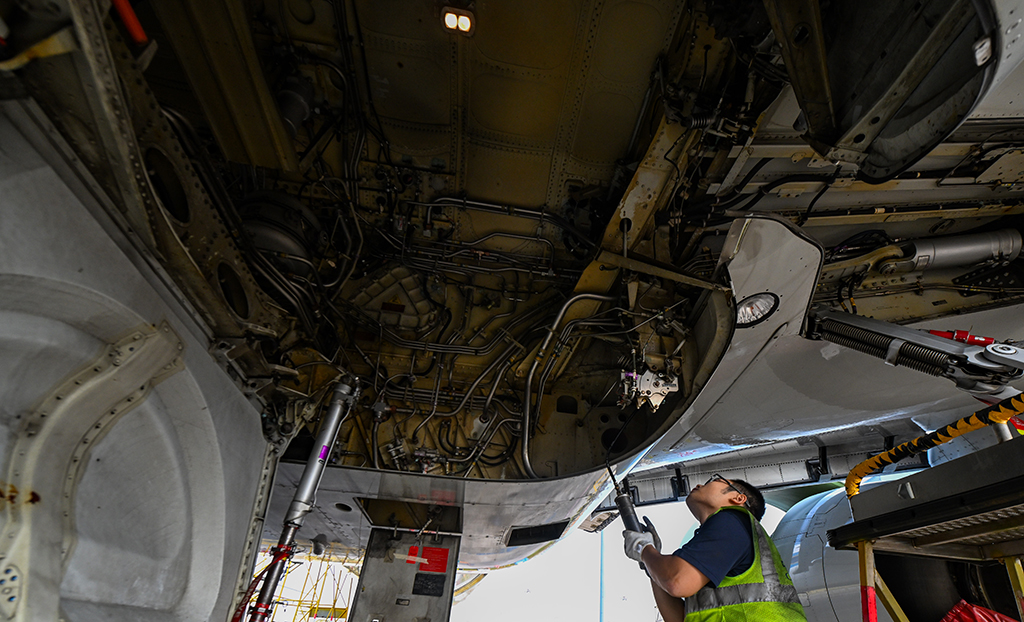 1月29日，海口美蘭國際機場停機坪上，南航工程技術分公司機務工程師在對飛機進行深度檢查。