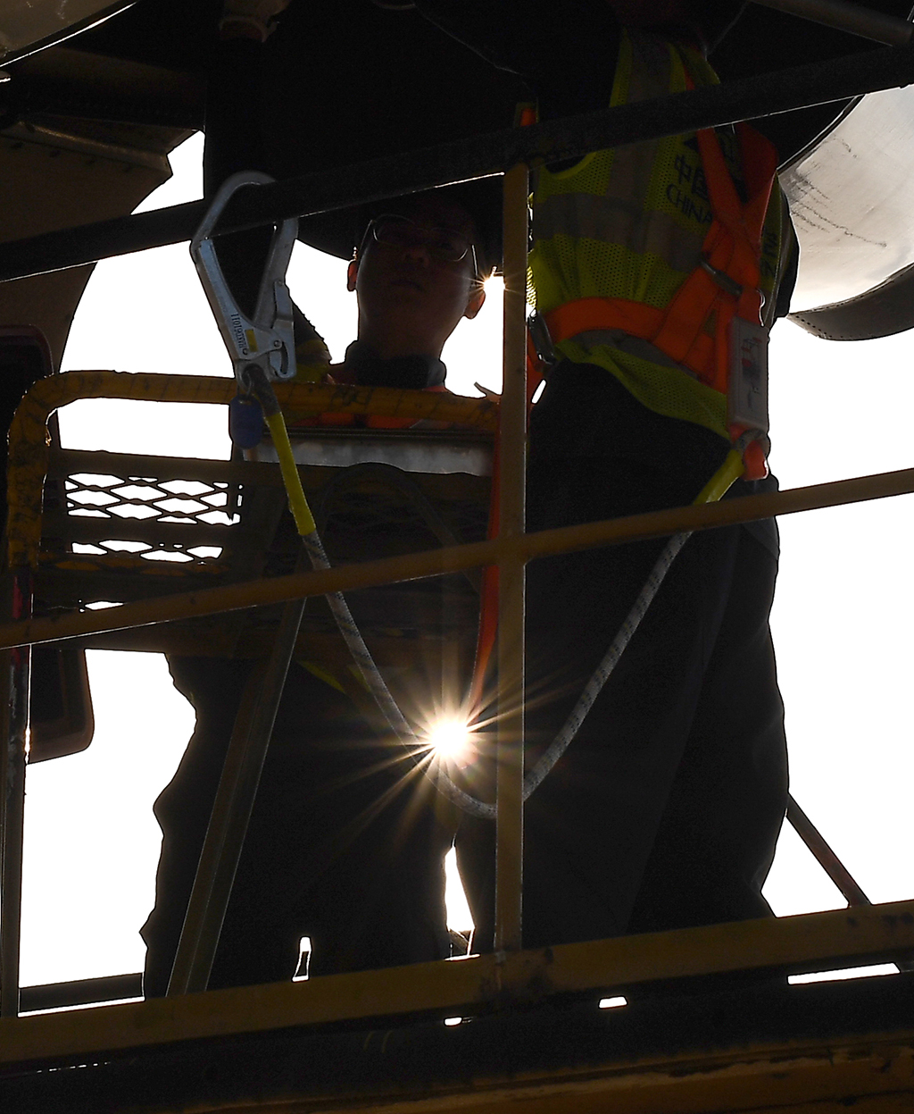 1月29日，海口美蘭國際機場停機坪上，南航工程技術分公司機務工程師在對飛機進行深度檢查。