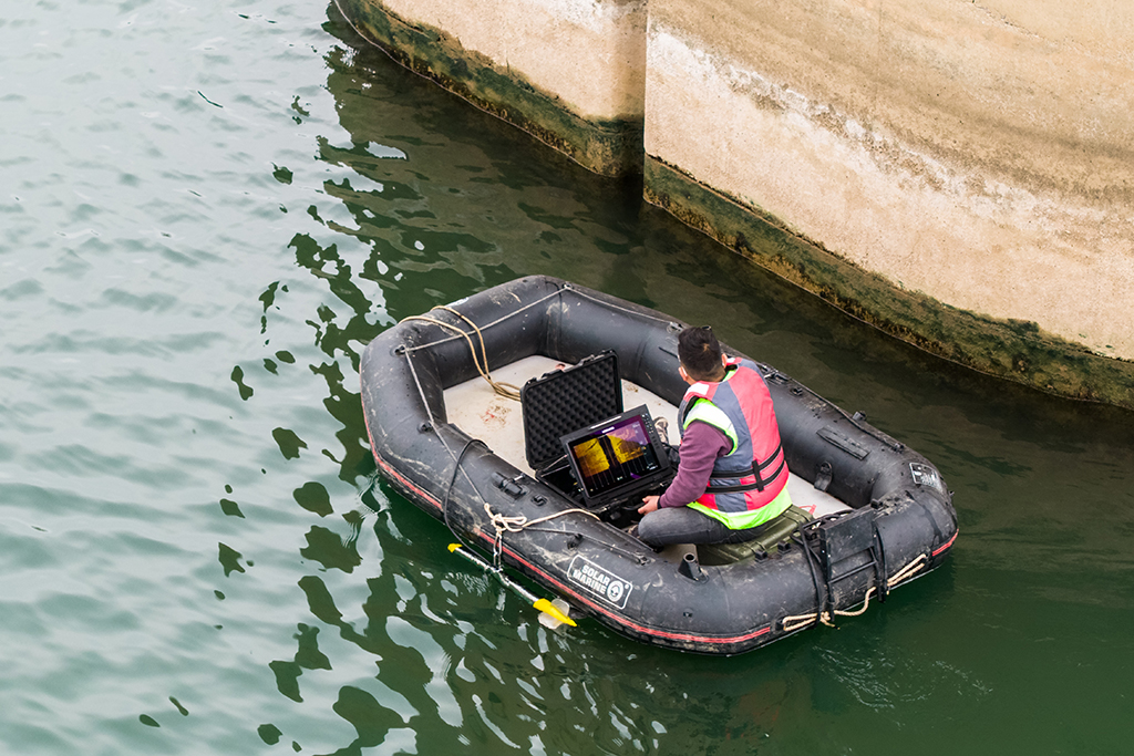 1月29日,在滬昆高鐵湘江特大橋下,鐵路工人在搭載聲吶檢測系統的汽艇上進行水下墩身成像作業(無人機照片)。