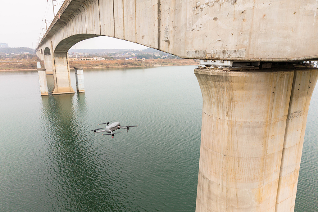 1月29日，在滬昆高鐵湘江特大橋，一台無人機在檢測鐵路橋墩上部結構外觀（無人機照片）。