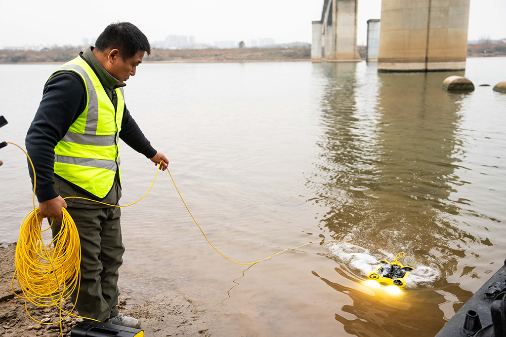1月29日，在滬昆高鐵湘江特大橋下，鐵路工人操作水下機器人檢測河床情況。