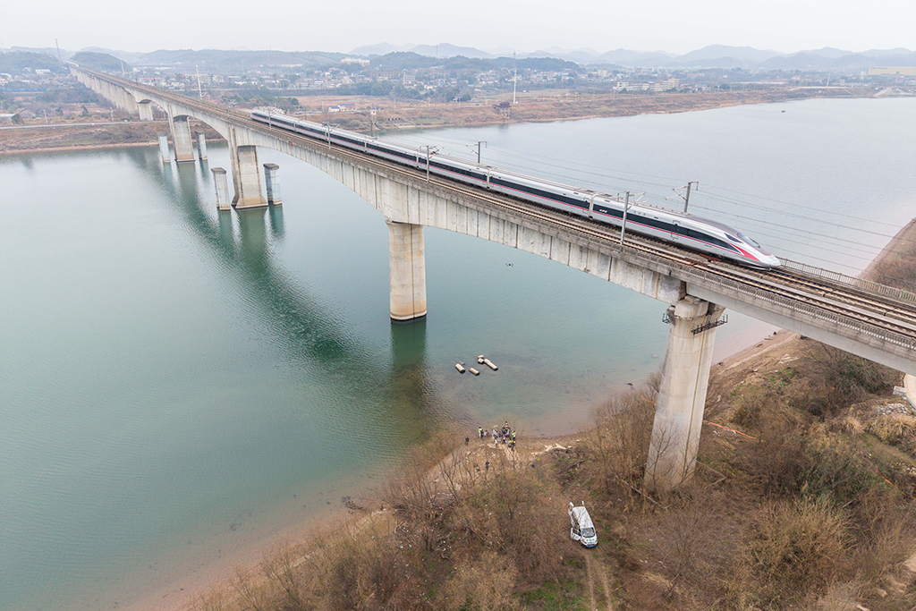 1月29日，一列高鐵經過滬昆高鐵湘江特大橋（無人機照片）。