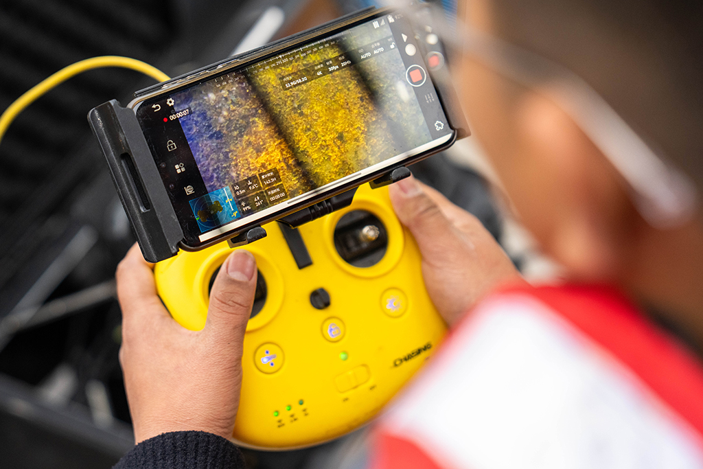 1月29日，在滬昆高鐵湘江特大橋下，鐵路工人操作水下機器人檢測河床情況。