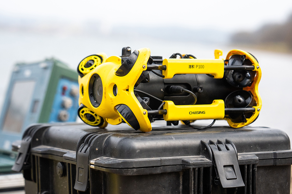 這是1月29日在滬昆高鐵湘江特大橋下拍攝的一台水下機器人。