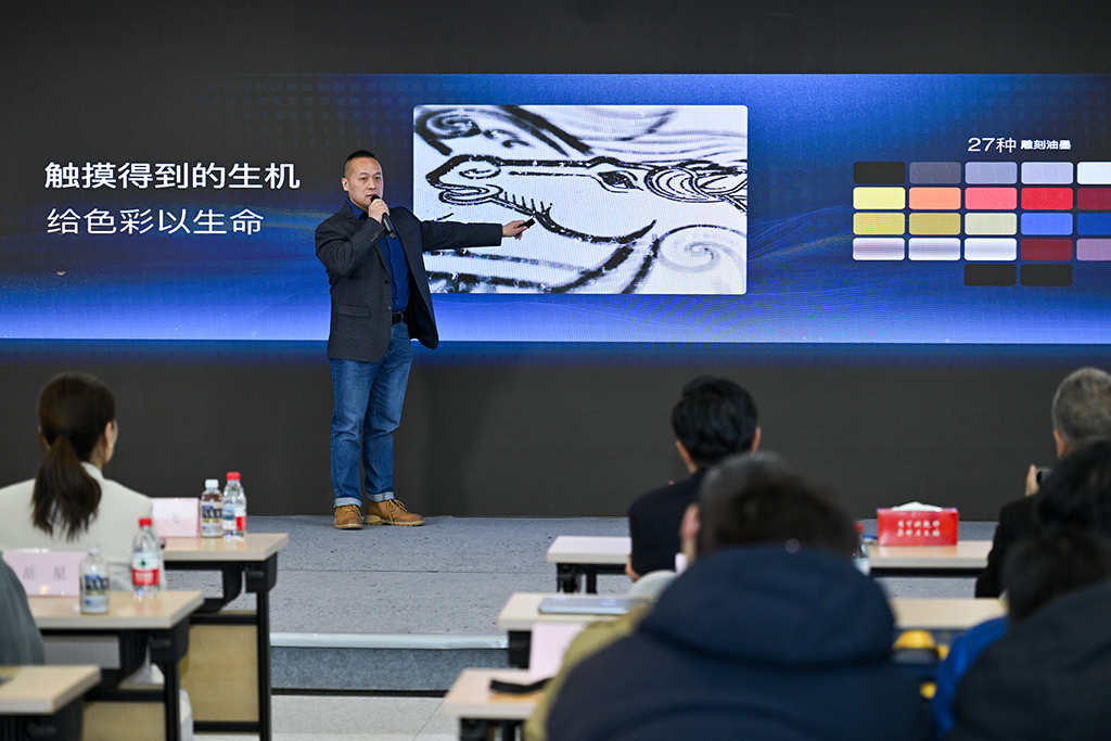 1月29日，《丙午年》生肖郵票雕刻師徐喆在活動現場講述創作過程。