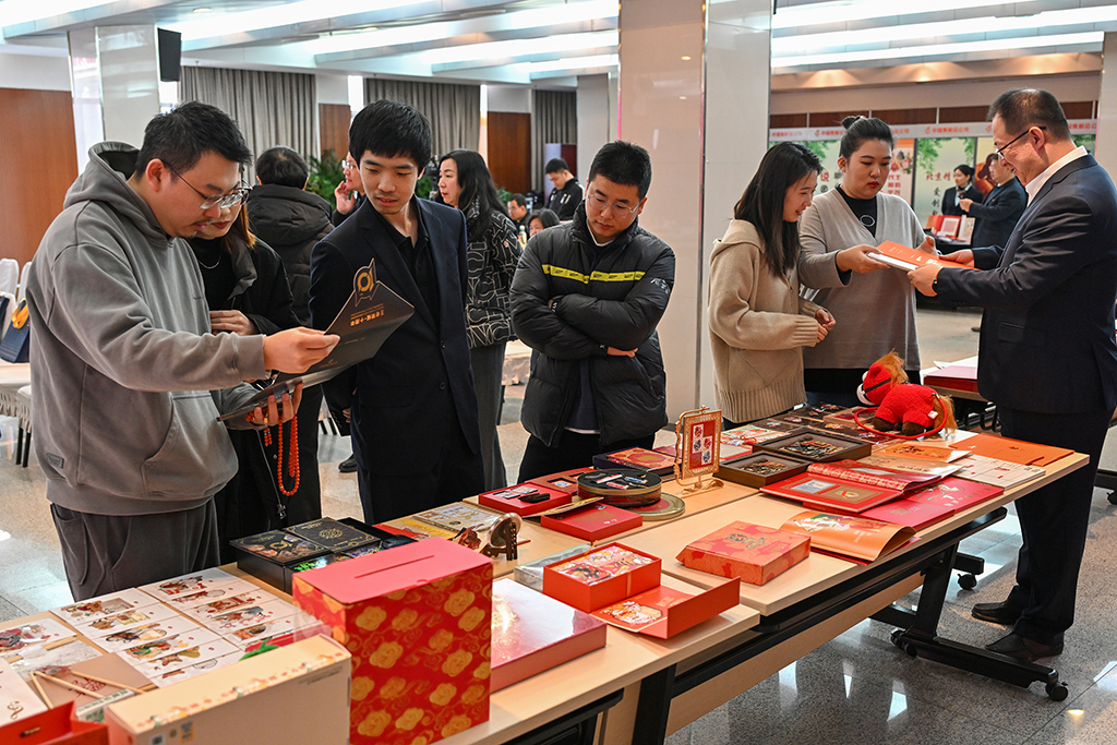 1月29日，活動參與者在現場了解生肖文化年節禮品。