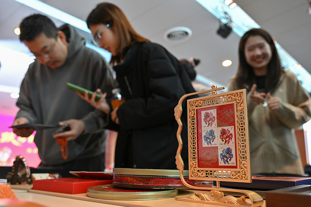 1月29日，活動參與者在現場了解生肖文化年節禮品。